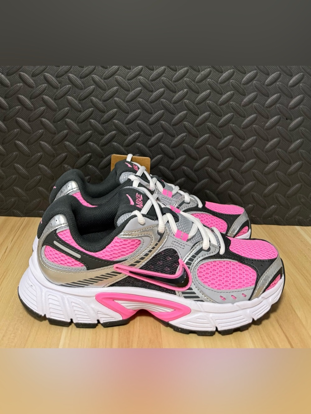 Nike V5 RNR Runner Pink Spell Anthracite Sneakers HQ7901-601 Womens Size 7.5 - Picture 3 of 6